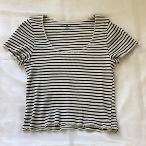 Randig t-shirt - Jättefin randig tröja från brandy Melville som jag älskar men inte är min stil längre! Kom privat för frakten, och hela betalningen sker via swish!❤️‍🔥