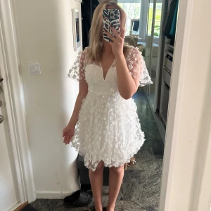Vit klänning från bubbleroom!!💕💕 - Sååå fin klänning från Bubbleroom!! Köptes förra året så tror inte den finns att köpa!💕 använd endast en gång på min student så super skick! Storlek S/M