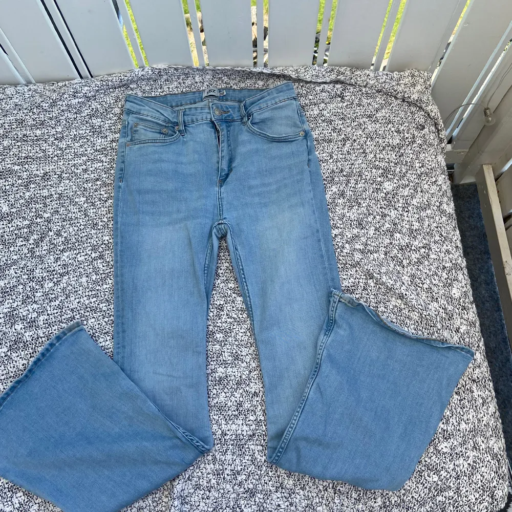 Snygga utsvängda jeans med midwaist. Sällan använt. Dem är lite mindre än va storleken säger så ha de i åtanke🥰 (De flesta jeans säljer jag pga för små så därför finns det inga bilder bär jag bär dem). Jeans & Byxor.