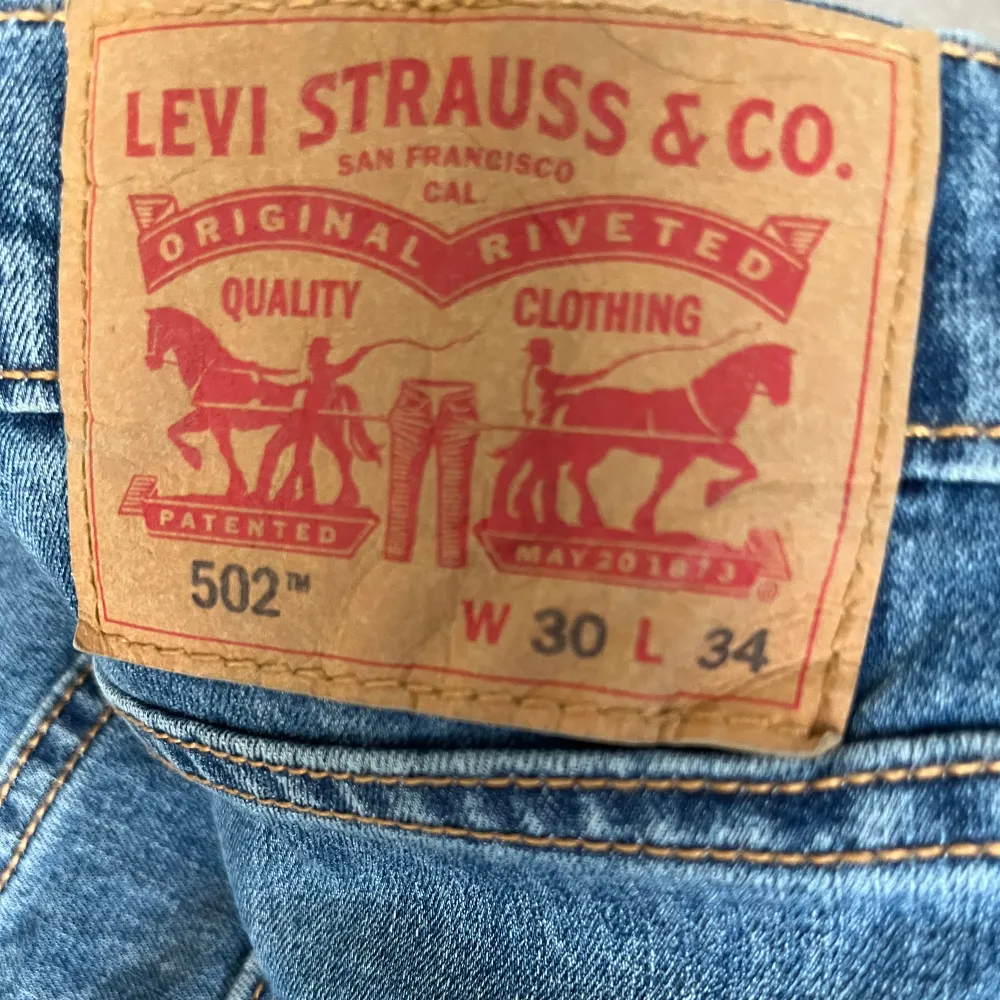 Säljer ett par nästintill helt oanvända jeans från Levis!  De är 502or och just dessa är enbart lite luftigare än de klassiska 501orna i materialet. Passformen skulle jag säga är den samma🤗. Jeans & Byxor.