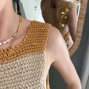 Backless top - En egengjord topp utan rygg. Gul/guldig och beige! (Några trådar är kvar på bilderna som ni är fästa och borta!)🌞✨✨🌞✨