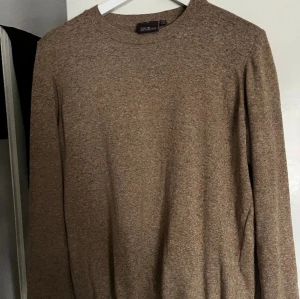 Oscar Jacobson tröja  - Fint skick, använd fåtal gånger. Färgen brun i storleken M. Hojta till vid frågor eller funderingar. Mitt pris 399kr!
