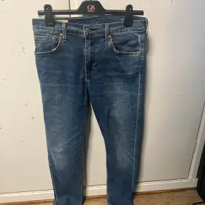 Säljer dessa Levis 512 jeans som är storlek W30 L34 och pass formen är slim fit och säljer endast för 549kr ord pris 1299kr