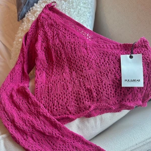 Ny tröja från pull and bear  - Ny tröja från pull and bear. Så fin över långklänning. Off shoulder med långärmad vid ärm🩷 storlek M