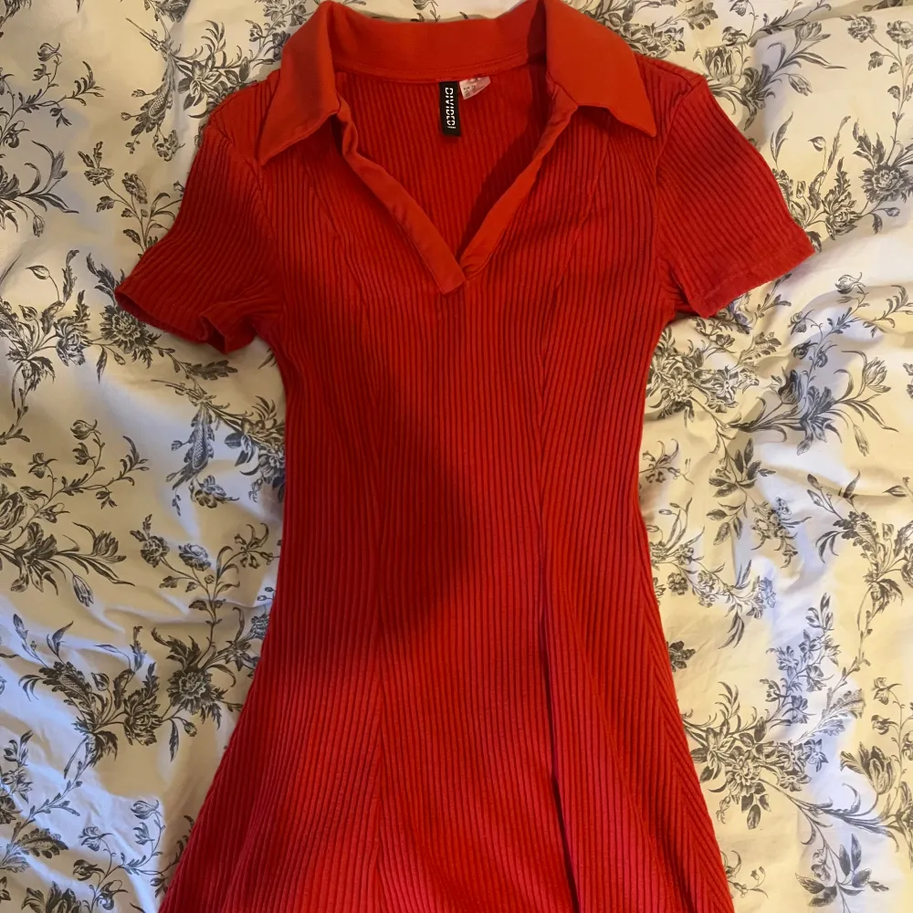 Säljer denna röd orangea klänningen som är så söt till sommaren! Perfekt längd, luftig och passar till alla omständigheter. Använd ett par gånger. Klänningar.