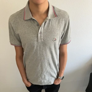 Grå Moncler pike - Använd 1-3 gånger⭐️Fräsh till sommaren⭐️( Vid frågor kom Dm )