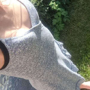 Sommarklänning  - Jäääääteskön klänning verkligen. Perfekt till skolavslutning eller bara på en varmsommardag. Så luftig o skön. Andvänd 1-2 gånger max. I nyskick inga defekter❤️