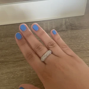 Strass ring  - Så fin ring, knappt använd så inga tecken på användning finns, alla stenar är kvar🥰