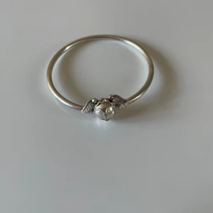 Pandora armband - Säljer mitt Pandora armband i silver harry Potter💞 säljer separat och ihop armbandet (original 2400kr)🩷 bara armbandet ungefär 400 och berlockerna ungefär 125kr st🎀 stoppern runt 200💞 läg prisförslag kan tänka mig att gå ner i pris. ❌DOBBY SÅLD❌