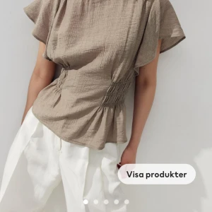 Beige blus H&M - Populär blus från H&M som är slutsåld, helt ny och prislappen sitter fortfarande kvar😊😊