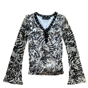 y2k coquette party top - snygg mesh långärmad tröja med utsvängda ärmar. Dubbeltyg så ej genomskinlig. Storlek 34/36. Köparen står för frakt. 🫶🏻