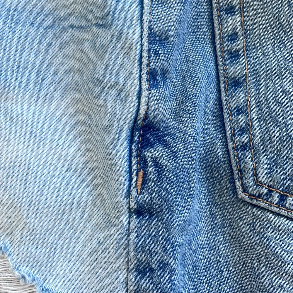 Säljer min super snygga jeans shorts från zara pågrund av att de är för små. De är endast använda några gånger. Den är i nyskick. 🥰. Shorts.