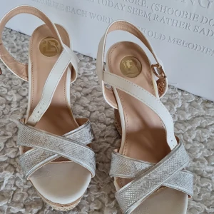 Klackeskor  - Jätte fina klackeskor.andvända 2-3 ggr men ser som ny ut.