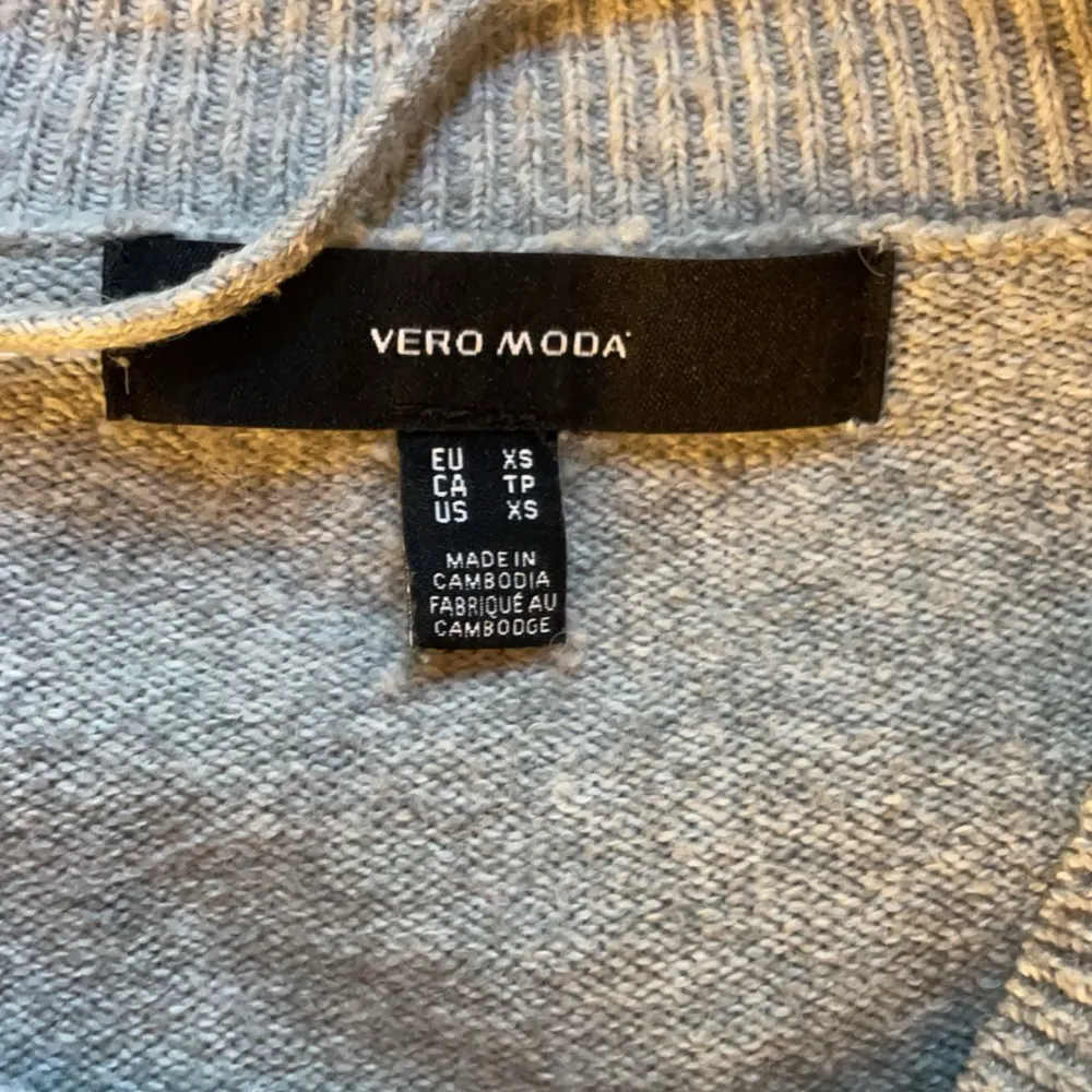 Grå stickad tröja från vero Moda! Lite urtvättad men fortfarande bra skick! . Stickat.