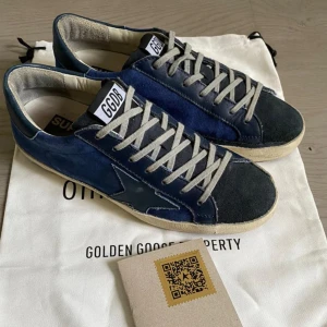 Golden Goose - Tja! Säljer nu mina feta Golden Goose skor. Skorna är i nästan hel mocka. Storlek 40, lite små i storleken. Skick 9/10, Inga Defekter🤩 Nypris ~5500kr mitt pris 3099kr. Endast Dustbag medföljer. Skriv vid frågor eller funderingar funderingar! 