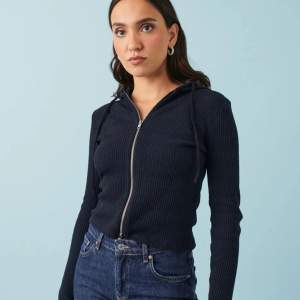 Långärmad tröja med luva från Gina tricot, xs. Originalpris 399kr, kommer inte till användning, bara provad. Skriv gärna för fler bilder eller om det finns frågor. 😊🌸