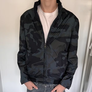 Woolrich windbreaker - Hej! Säljer nu denna sjukt trendiga och eftertraktade Woolrich windbreakern som är perfekt inför vår och sommaren! | Jackan är reversable | Storlek: M | Skick 9/10 | Säljs för 2799 kr