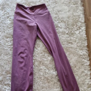 Träningsbyxor lila - Träningsbyxor i lila storlek xs oanvända 