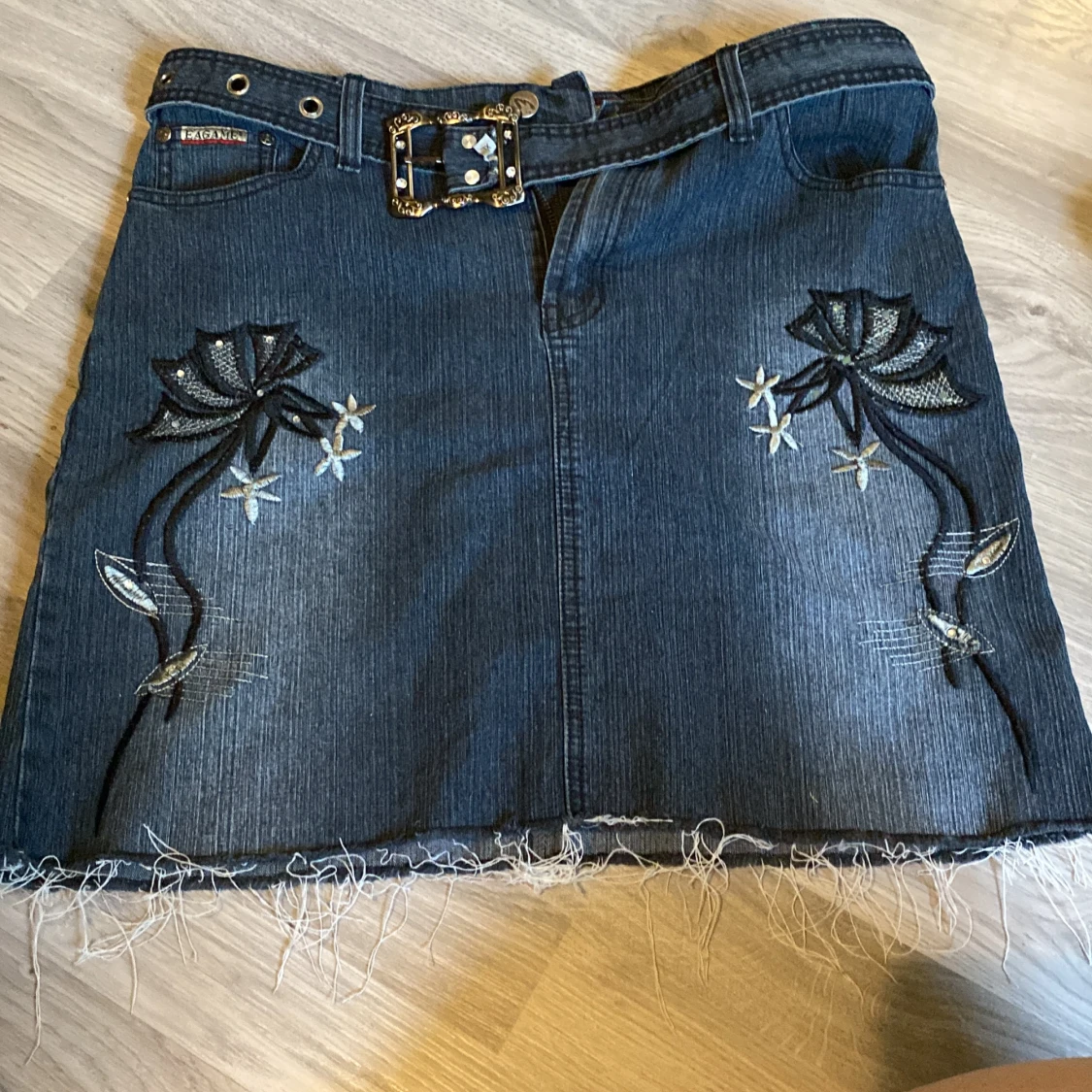 Broderad kjol med bälte