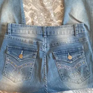 Säljer mina ljusblåa jeans som har jätte fina detaljer på fickorna. De kmr it till användning längre. 