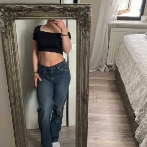 Lee jeans - thrifted Lee jeans, är lite stor för mig i midjan men ner till sitter den bra. Passar för den som oftast varierar mellan S/M 
