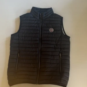 Colmar Väst - Colmar väst sparsamt använd i nyskick. Storlek 166.