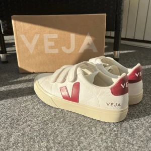 Veja skor - Jag säljer dessa jättefina skorna ifrån veja. Jättefint skick använda ca 2 gånger. Köpta för 2000kr och säljer dom för 1400kr. Priset är fast, först i kvarn!💕
