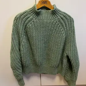 Tjock & härlig, grön, stickad tjocktröja! Perfekt till nu till svenska sommarkvällar eller blåsiga dagar till havs! Sista bilden är för att jämföra lite så man ser bättre vad tröjan har för färg!😊💚