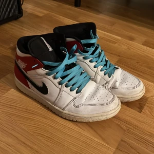 Nike Air Jordan 1 i Vit och Röd läder - Säljer dessa Air Jordan 1 sneakers.