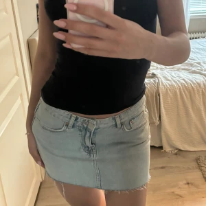 Jeanskjol - Säljer nu min fina ljusblåa jeanskjol! Använd fåtal gånger och i bra skick! Säljs då den inte används🩵🩵