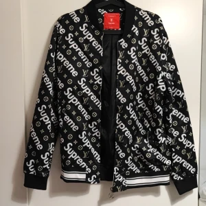 Supreme LV (Louis Vuitton) - Helt ny oanvänd vår/sommar jacka. Storlek xxl men är som storlek L