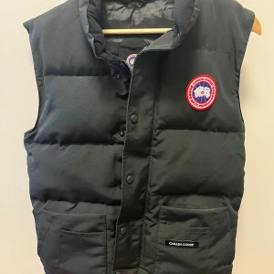 Canada Goose väst - Säljer nu min Canada Goose väst som. Riktigt fet väst som är helt i nyskick. Jag har tagit hand om den väl. Storleken är S. För fler bilder och info, skicka PM