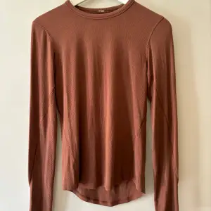 Superskön och fin långärmad brun tröja från Lululemon. Strl 4 vilket motsvarar xs/s, strechigt material. Knappt använd 