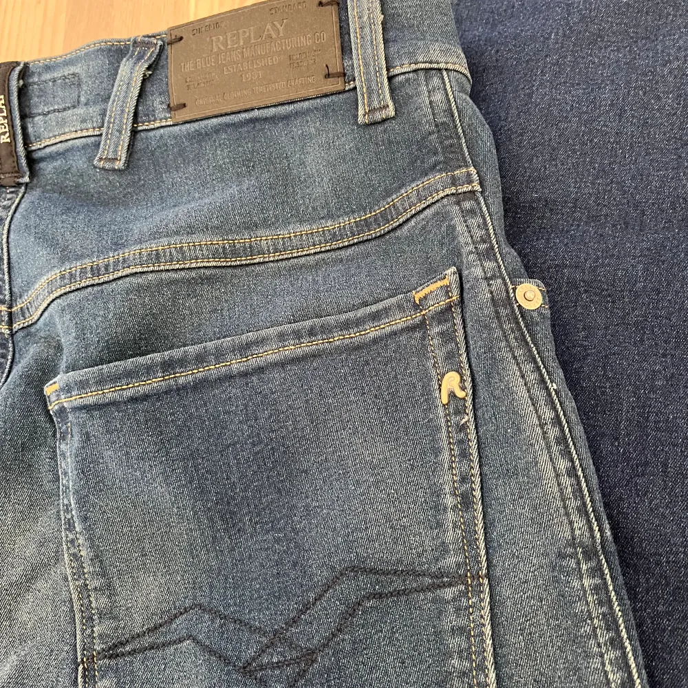 Helt nya Replay hyperflex jeans. Har aldrig används innan och kommer med prislapp. Nypriset är ca 1600 kr. Mitt pris är 599 kr. Storlek 29W/32L. Jeans & Byxor.