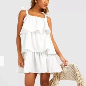 Säljer min klänning från Bohoo som är helt ny med lappen kvar!💗 Perfekt till skolavslutningen eller midsommar💗 Tveka inte att höra av er för fler frågor💗💗 - Säljer min jättefina klänning från Bohoo som är helt ny med lappen kvar💗 Perfekt till skolavslutningen eller midsommar💗 Tveka inte att höra av dig för fler frågor💗💗