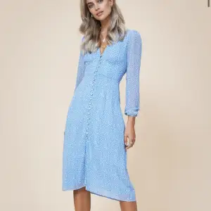 Den populära Adoore Paris klänningen i blått. Knappt använd i storlek XS. Jag är vanligtvis en S men kan ha den. 