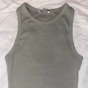 topp - en grön topp från Zara, den e bekväm och bra att ha till sommaren.