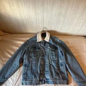 Jeansjacka  - Jeansjacka med foder i storlek M. Sparsamt använd, mycket bra skick.