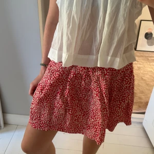 Blommig kjol - Röd och vitblommig kjol💗