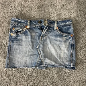 Snygg jeanskjol!  - Snygg lågmidjad jeanskjol! Passar som storlek S också. Frakt ingår💞