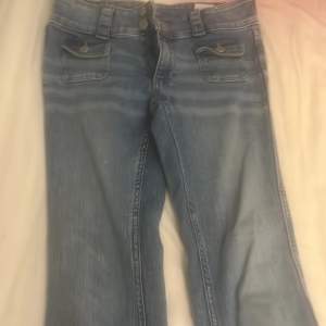 Hm jeans som är low waist bootcut köpte för 279