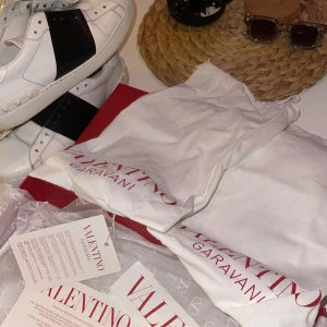 Valentino open - Tjena säljer mina valentino open då jag ej använder längre skicket på skorna till utsidan är väldigt bra inga skavanker alls, lite slitningar i hälen inger man känner vid användning. Ingår 2 dustbags 2 par snören har kvittot o allt bara o höra av sig
