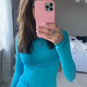 Blå intimissimi tröja - Säljer denna jätte fina intimissimi tröjan som jag tyvärr inte använder längre! Har ett litet hål nedanför tröjan som inte syns jätte mycket ! Därav priset! 