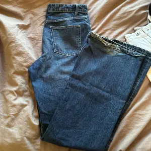 ett par mörkblåa zara low bootcut jeans som används några gånger ( ca 4 gånger ) men är tyvärr ganska långa för mig ( är 163 cm för referens )