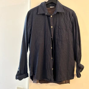 Skjorta - T-shirt inuti ingår ej