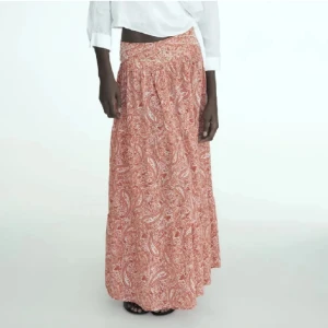 Zara kjol - Röd orange kjol från zara. Aldrig använd :) Perfekt till sommaren men säljer då den är lite för stor 