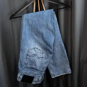 Replay Anbass jeans  | Storlek 30/32 | Skick 8/10 inga defekter eller liknande | Nypris 1200kr , mitt pris 450kr | Tveka inte på att höra av er✍️