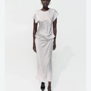 Glättad Zara topp - Fin fest topp från Zara, använd 1 gång. Den går in i midjan så man får en fin form av den. Intresserad eller fler bilder? Skriv gärna! 🩷