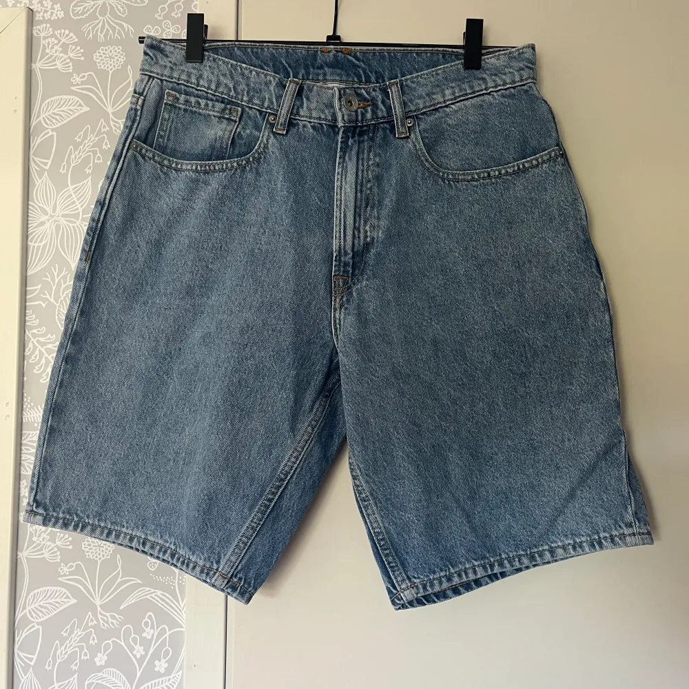 Jeansshorts i storlek S, använda en sommar - skick 9/10. Shorts.