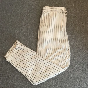 Randiga linnebyxor  - Sälje min randiga linnebyxor pga av dom är för stora på mig.  I storlek xs passar även s